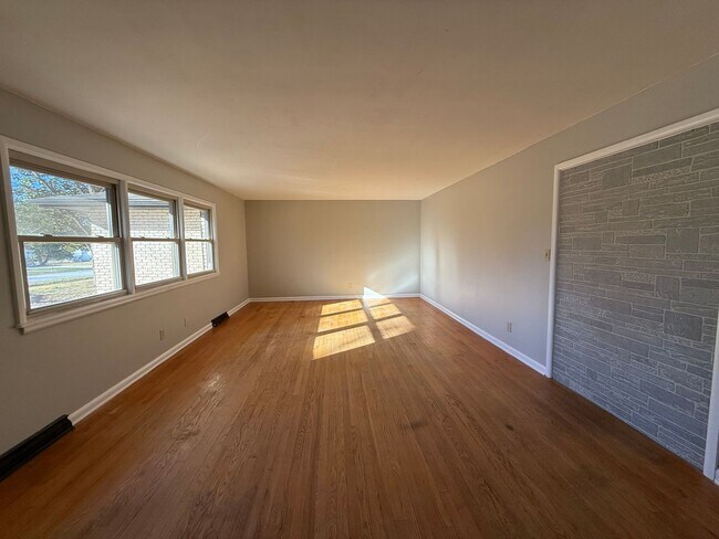 Foto del edificio - Spacious 4-Bedroom Home with Sunroom & Fenced Backyard