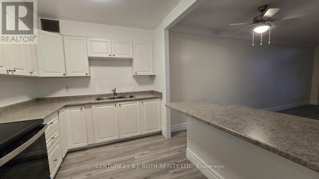 Photo du bâtiment - 2 Grove St E