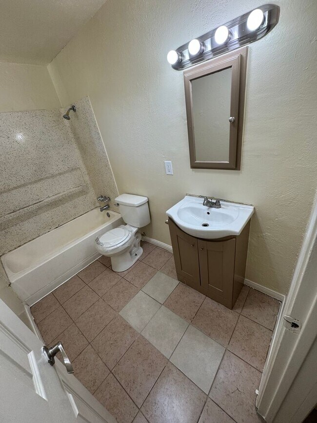 Foto del edificio - 2 bedroom 1 bath unit available.