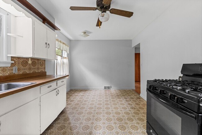 Foto del edificio - 3-Bedroom Cape Near Summit Lake ~ Oversize...