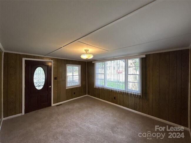 Building Photo - 3131 Seymour Dr