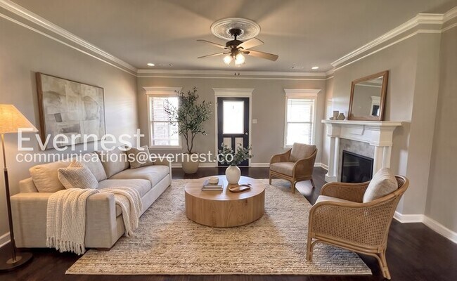 Building Photo - 4 Bed/3 Bath Home with Garage & Fenced Yard / Pet-Friendly / Available Now!