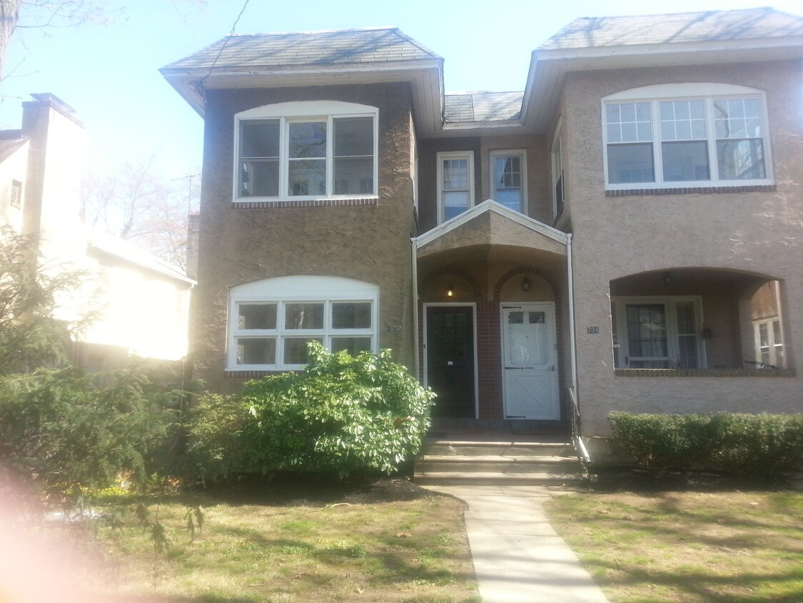 202 W Wayne Ave, Wayne, PA 19087 Apartments in Wayne, PA