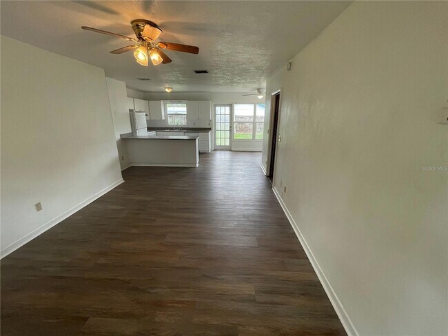 Foto del edificio - 1355 Davis Rd