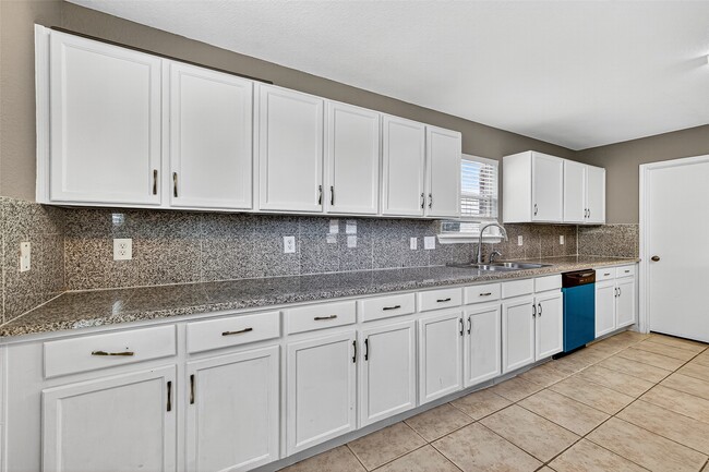 Building Photo - 5615 W Harrow Dr