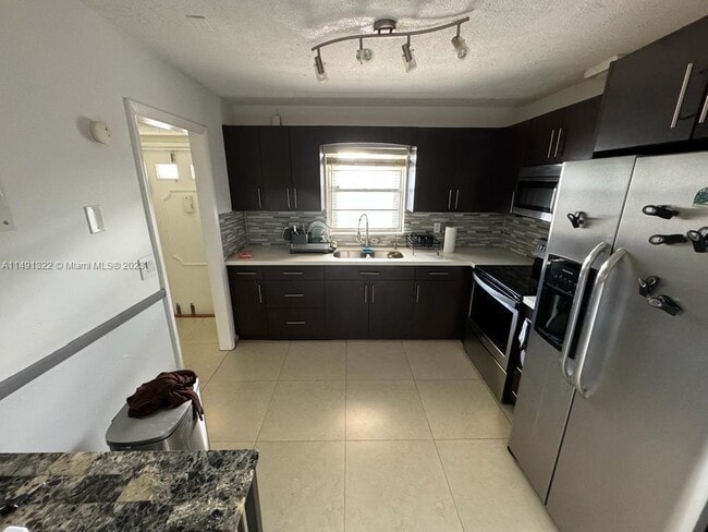 Building Photo - 5170 SW 40th Ave