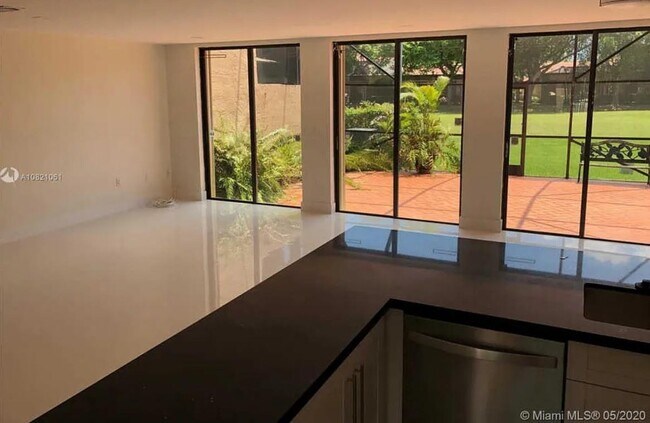 Foto del edificio - 3961 Adra Ave