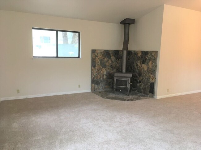 Building Photo - 2 Bedroom, 2 bath in Lake Wildwood gated c...