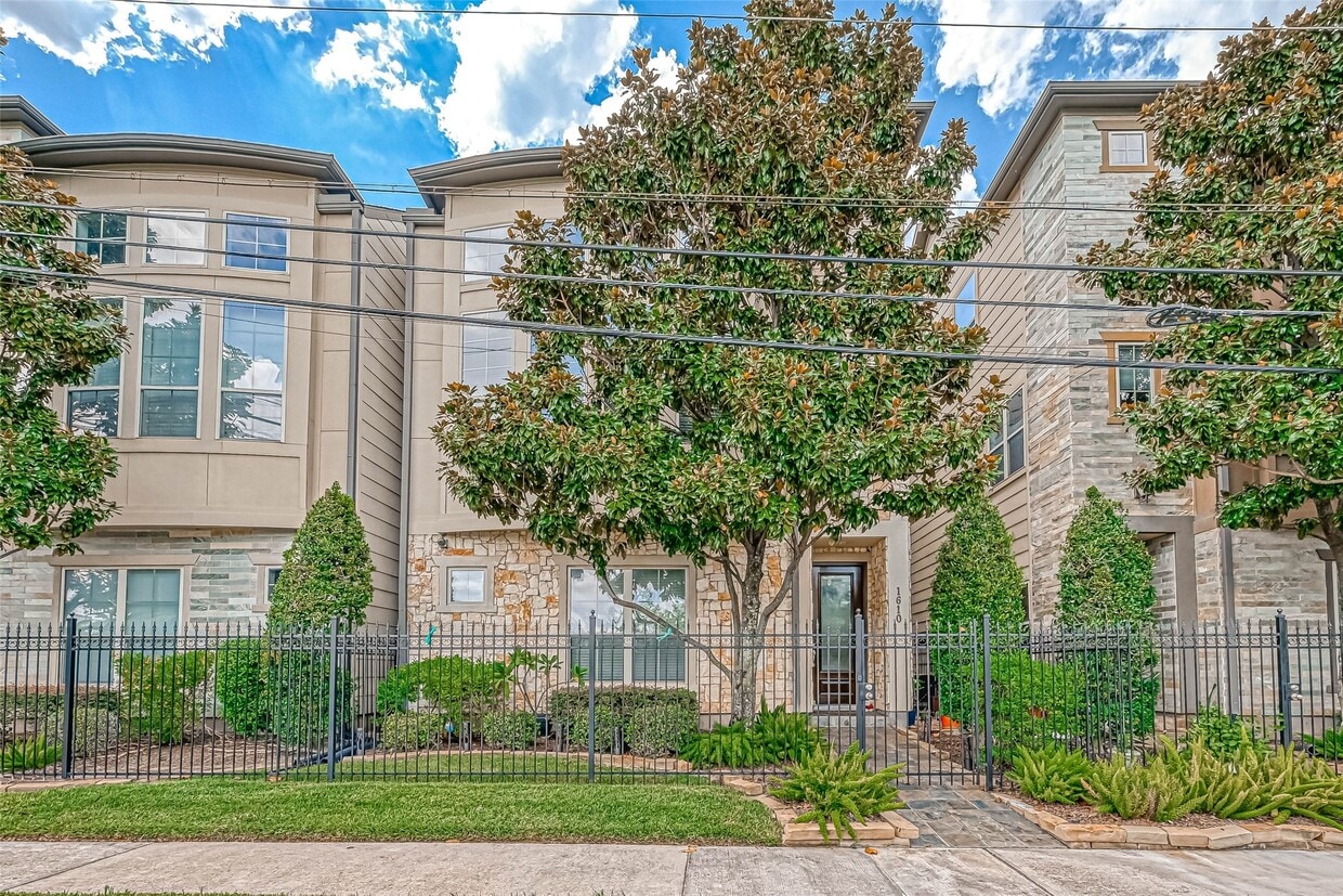 Primary Photo - 1610 Ennis St