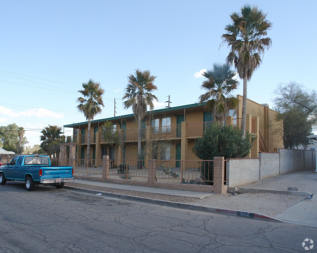Foto principal - 2585 N Country Club Rd