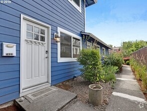 Entry way to the side - 7611 SE Insley St