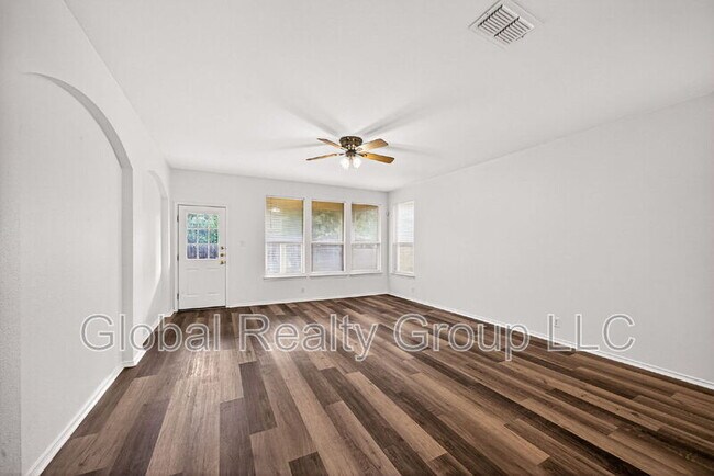 Foto del edificio - 229 Spice Oak Ln