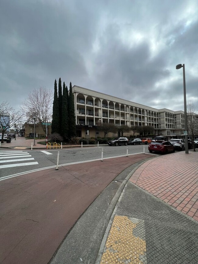 Building Photo - 2 Bed 1.5 Bath Condo Downtown Bellevue