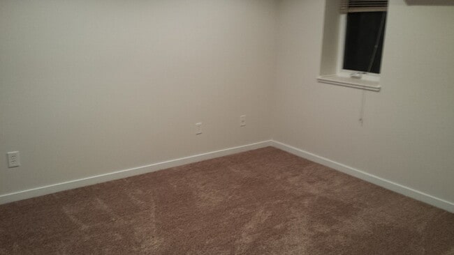 Basement bedroom - 731 Crawford Dr