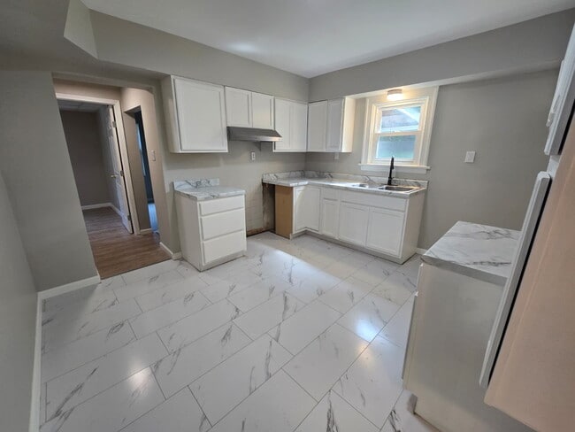 Building Photo - Awesome 3-Bedroom Home in St. Louis – Move...
