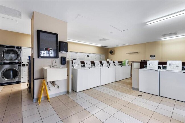 Building Photo - 1 bedroom in Chicago IL 60611