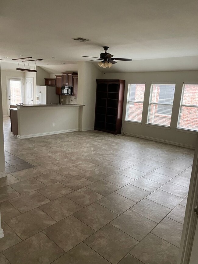Building Photo - Spacious 3 bed/ 2 bath house