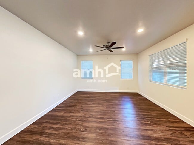 Building Photo - 622 W Harbor Dr