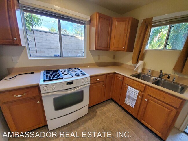 Building Photo - 452 Pina Ln