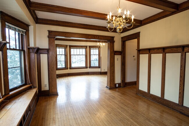 Building Photo - 1905 E Kenwood Blvd
