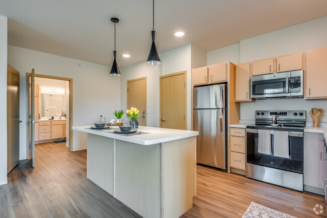 2BR, 2BA - 1,040SF - Kitchen - City East Apartments