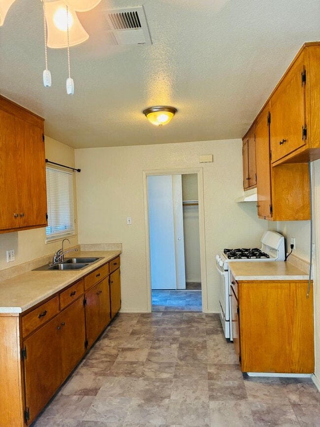 Building Photo - 625 Arthur Dr