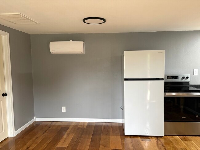 parte de la cocina/sala de estar - 355 S 6th St