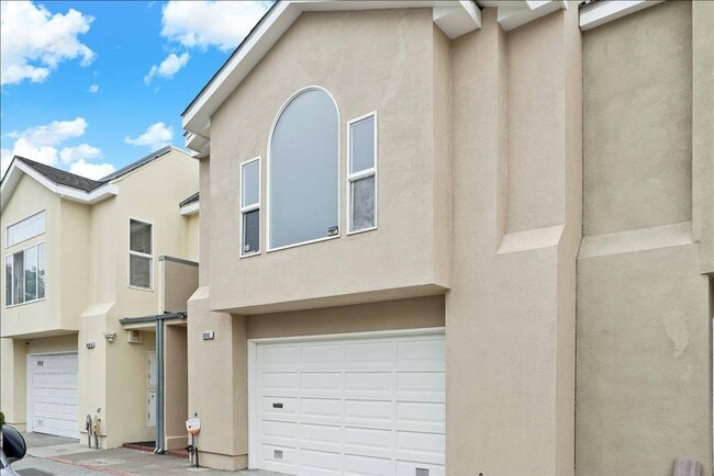 Foto del edificio - Fabulous 2 bed Plus Den, 1 bath in San Francisco (Downstairs Unit)