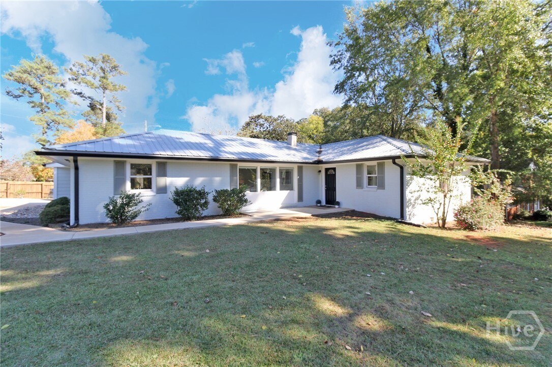 Foto principal - 1092 West Lake Dr