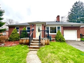 Building Photo - 320 Brock St