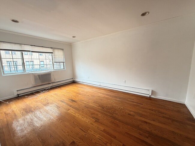 Building Photo - 600 Thwaites Pl