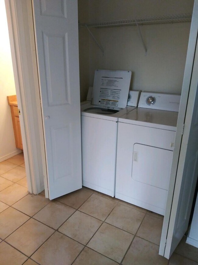 Building Photo - Spacious 1 bed in great community!