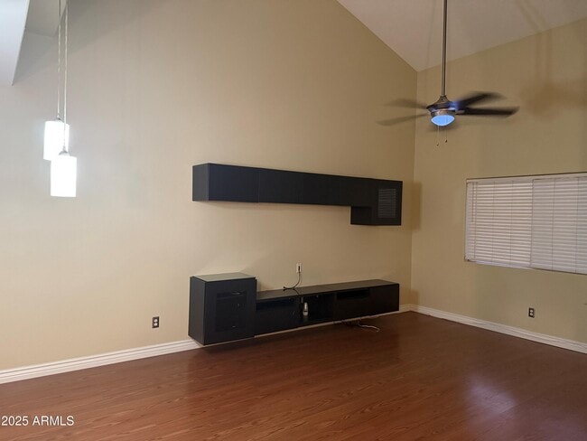 Foto del edificio - 15825 N Hidden Valley Ln