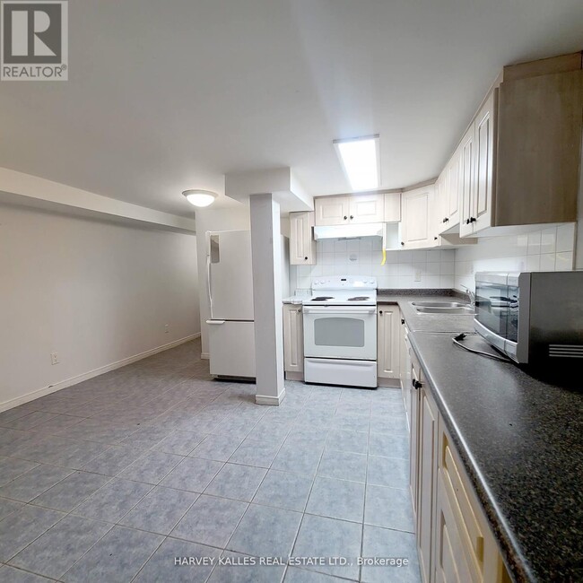 Building Photo - 4 Poplar Plains Crescent