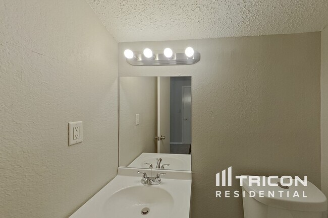 Foto del edificio - 5903 Guildwood Dr