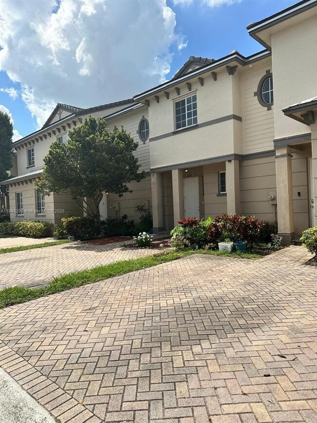 Building Photo - 2041 Nassau Dr