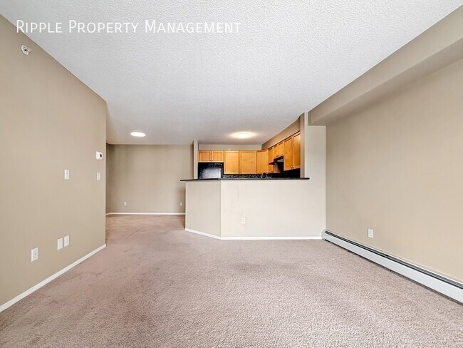 Photo du bâtiment - MODERN & BRIGHT 2-BED, 1-BATH CONDO | TOP-FLOOR UNIT | PET FRIENDLY