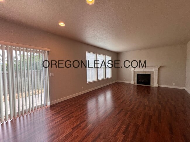 Building Photo - 4 Bedroom / 2 Bath – 1,899 Sq Ft Springfie...