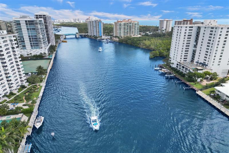 Foto principal - 715 Bayshore Dr