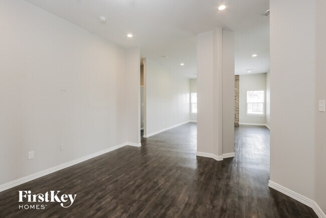 Building Photo - 1633 Mockingbird Ln