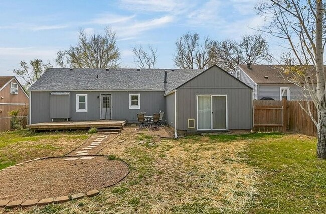 Building Photo - 3 BR/1BA | Newly Renovated Single Family Home | Great backyard| In Blue Springs!