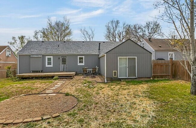 Foto del edificio - 3 BR/1BA | Newly Renovated Single Family Home | Great backyard| In Blue Springs!