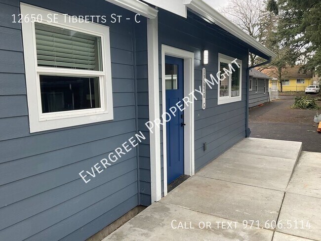 Building Photo - Your Ideal Home Awaits! Light-filled Livin...