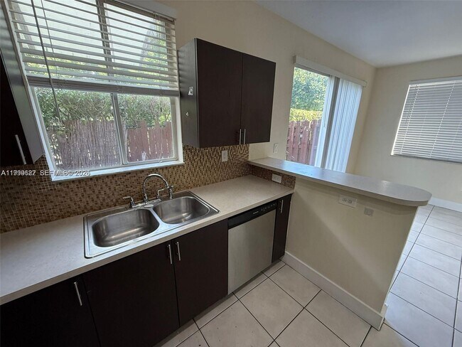 Foto del edificio - 6990 NW 177th St