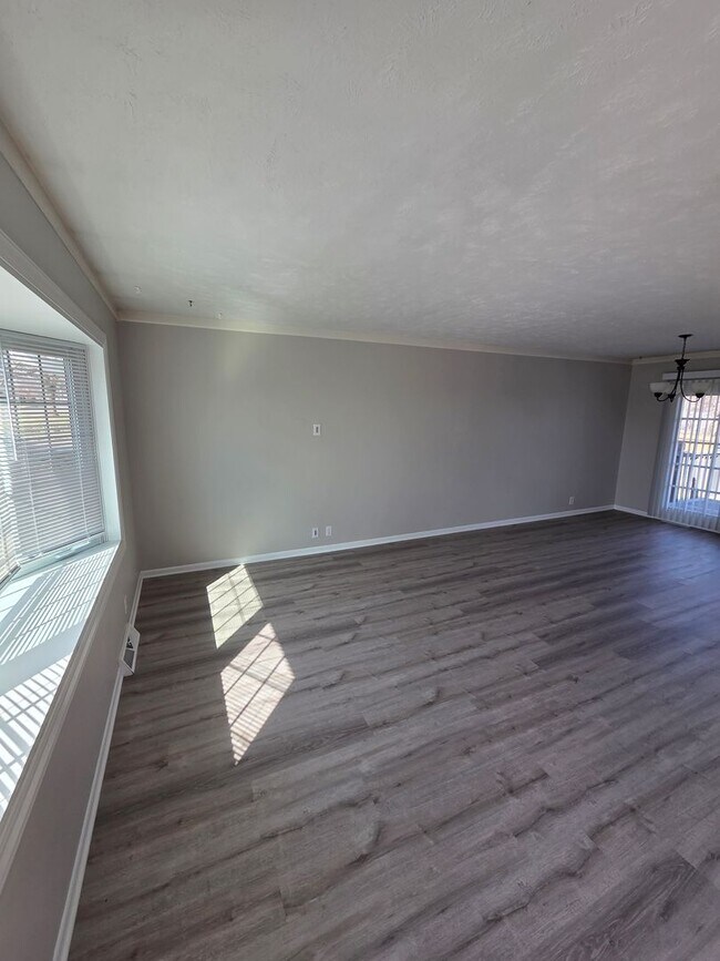 Foto del edificio - 3 bed, 2 bath, 1 car garage, fenced backyard, newly remodeled!