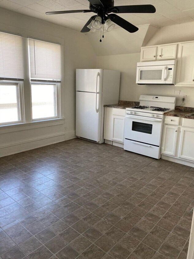 1811 27th St Unit 1811 Apt 3, Rock Island, IL 61201 Room for Rent in