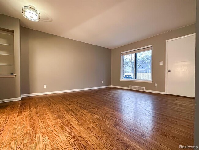 Foto del edificio - 541-514 E 14 Mile Rd