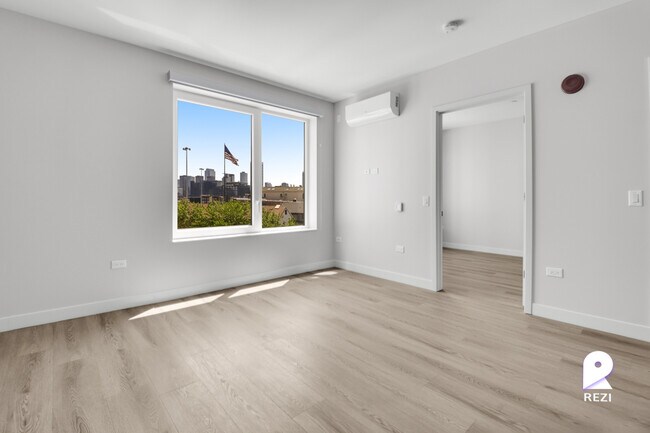 Building Photo - 670 N May St