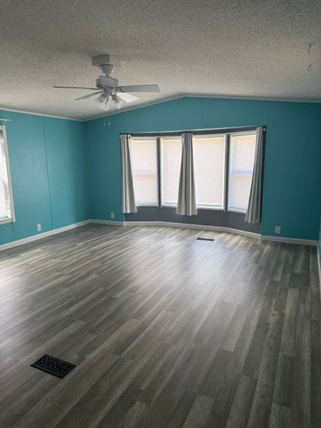 Building Photo - 2 Bedroom, 1 Bathroom Manufactured Home