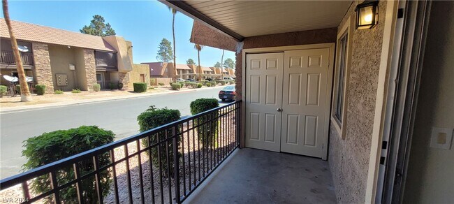 Building Photo - 5295 Indian River Dr